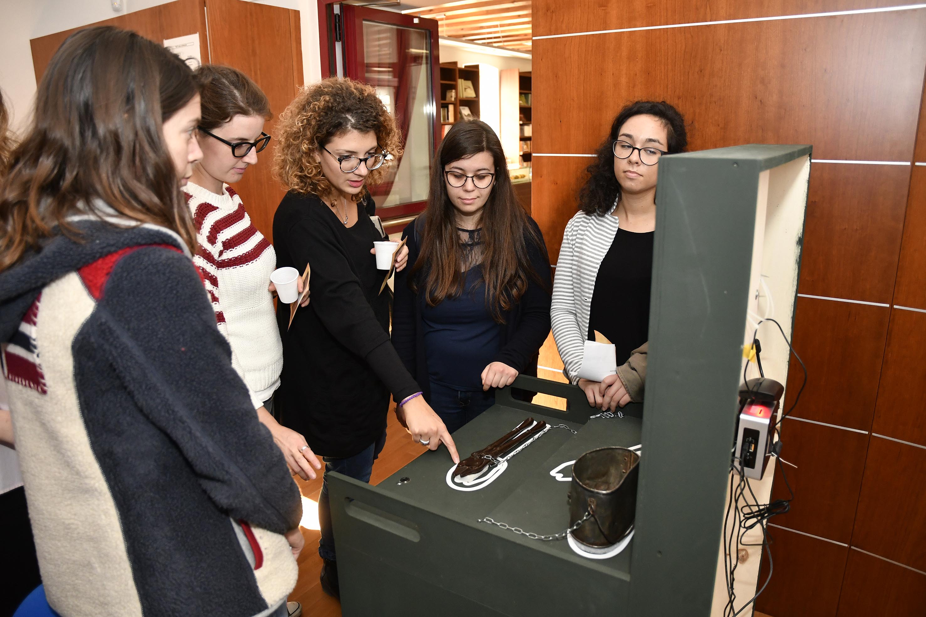 INTERACTIVE SHOWCASES